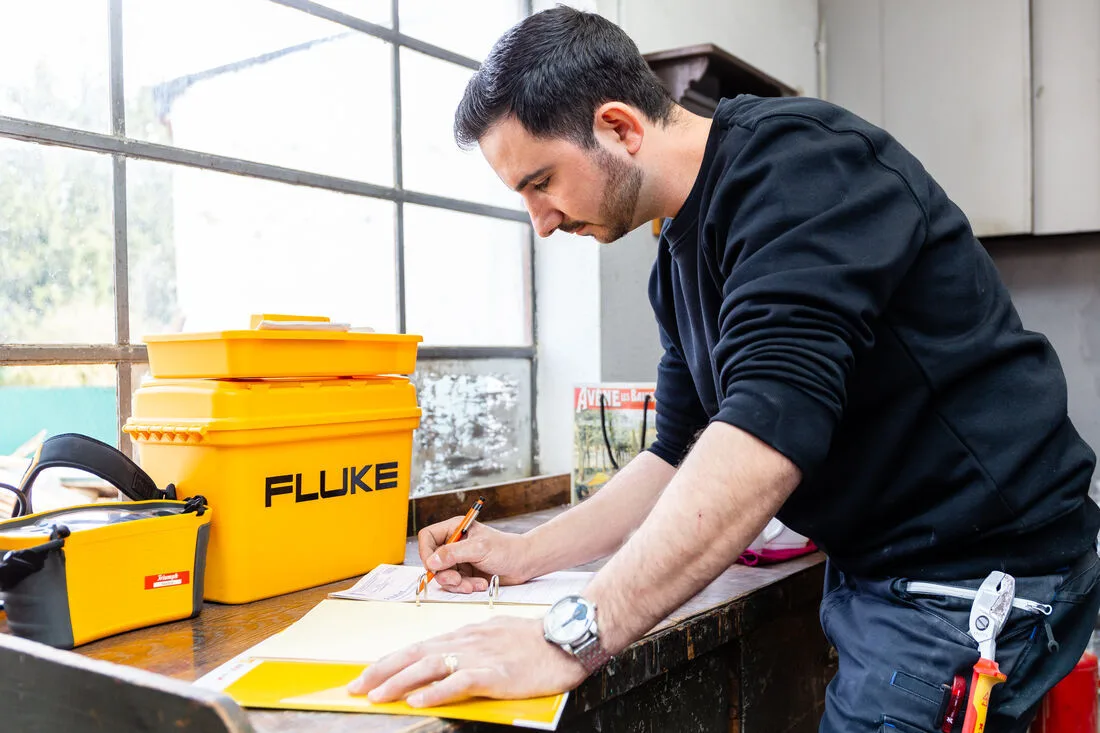 Ridvan Sari dokumentiert eine elektrische Prüfung