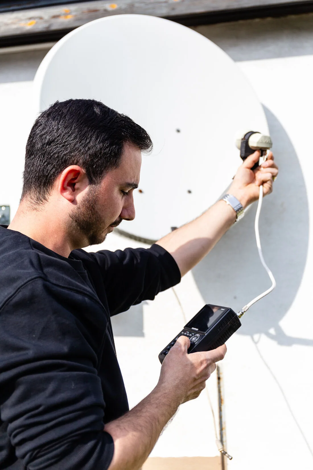 Ridvan Sari misst das Signal an einer Satellitenantenne