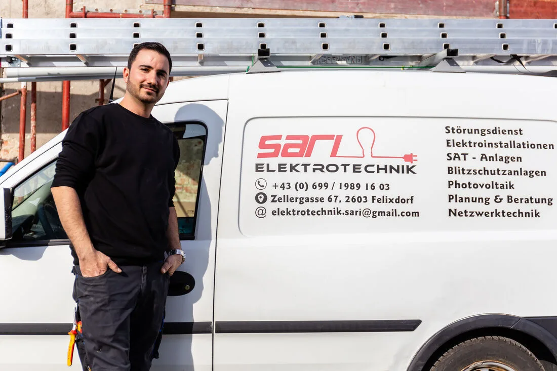 Ridvan Sari vor dem beschrifteten Firmenfahrzeug
