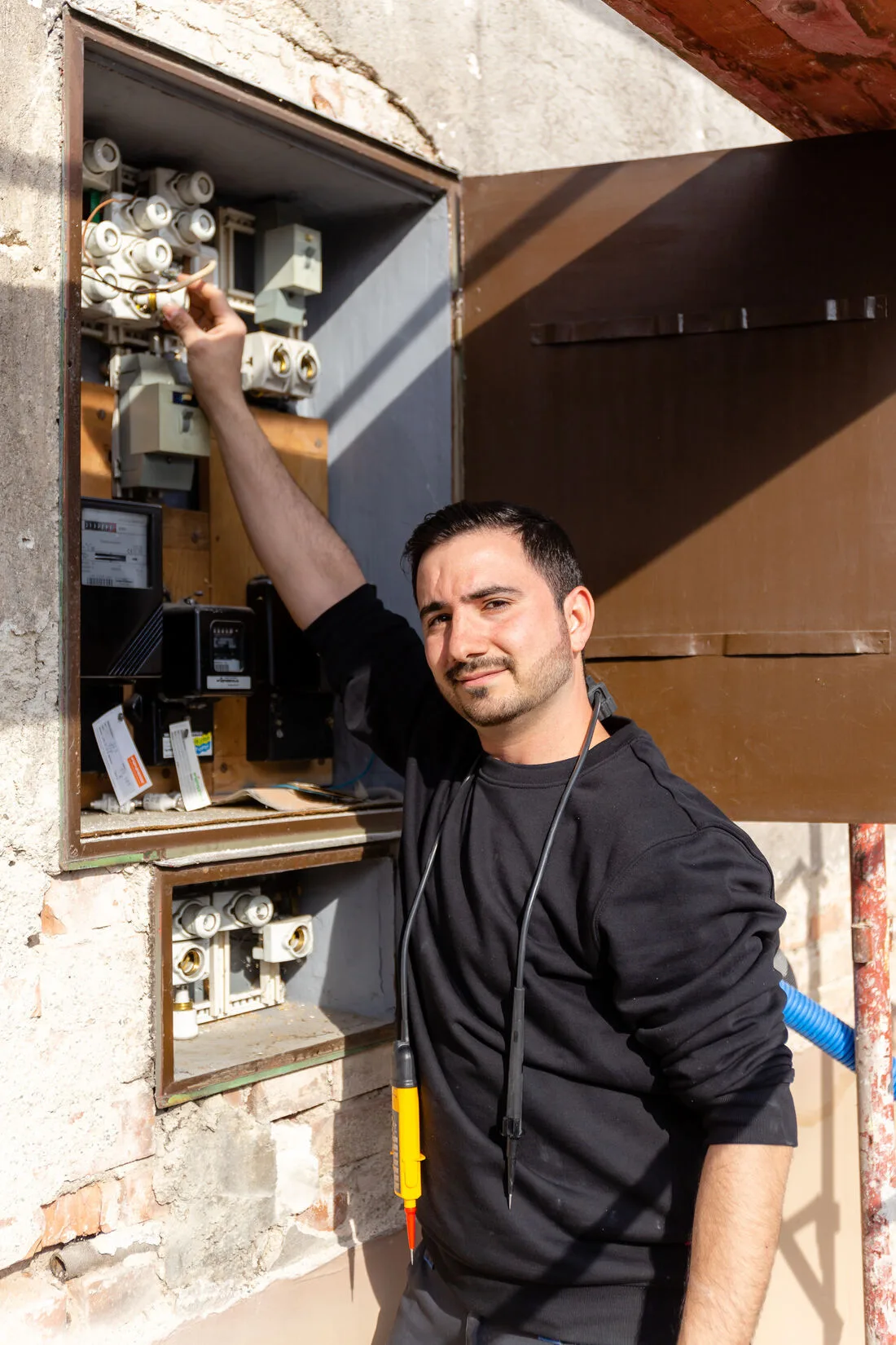 Ridvan Sari arbeitet an einem Zählerkasten