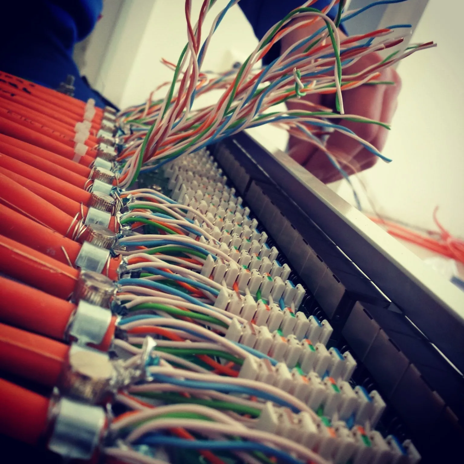 Geordnetes Netzwerk Patchfeld mit Verkabelung