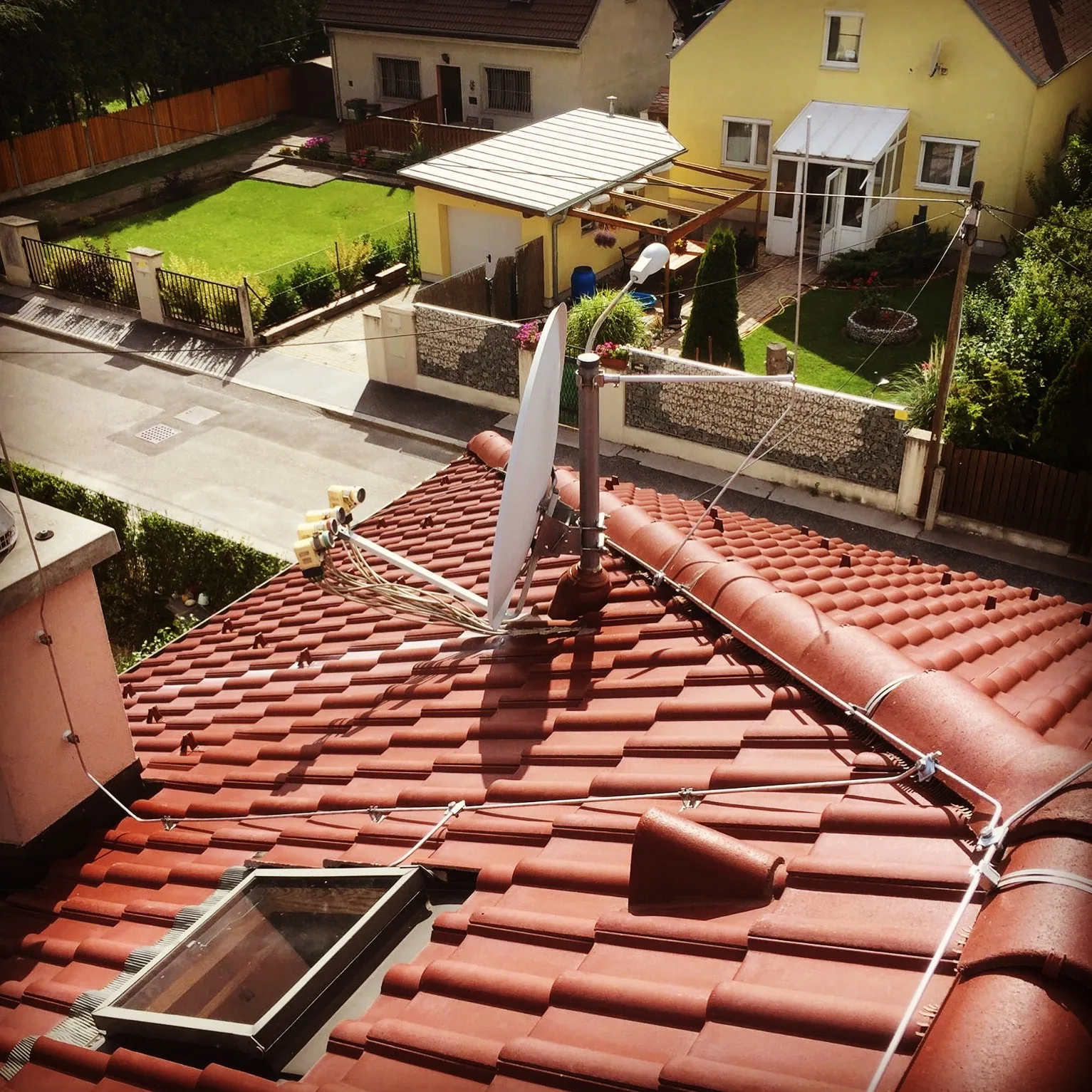 Satellitenantenne auf einem Ziegeldach
