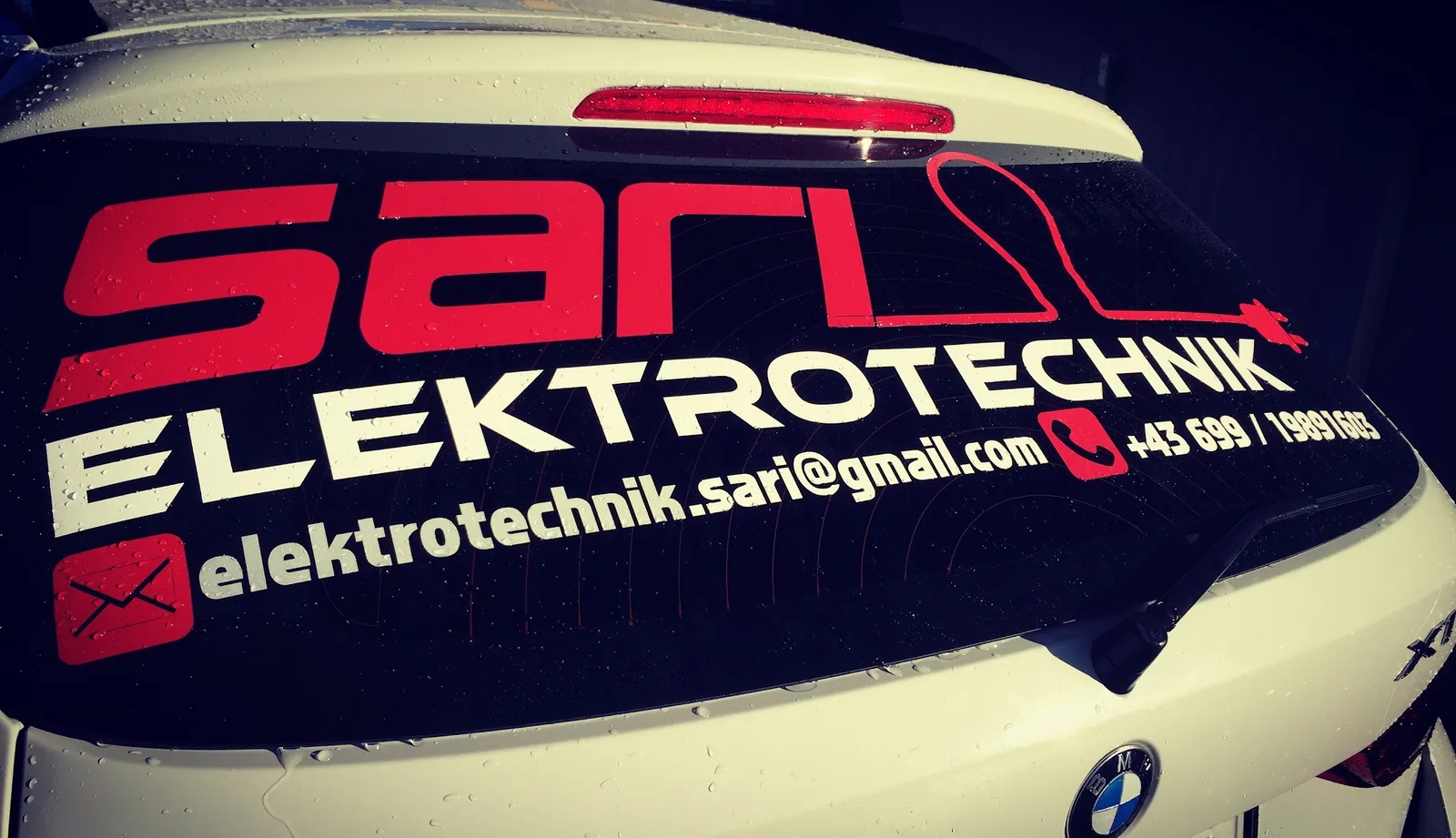 Sari Logo auf dem Firmenfahrzeug